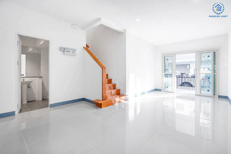 บ้านมือสองตกแต่งใหม่ แบรนด์ดัง ม.เดอะวิลล่า ราชพฤกษ์-ท่าอิฐ พร้อมอยู่ ฟังก์ชั่นครบ! เนื้อที่ 18 ตร.ว. 3 ห้องนอน 2 ห้องน้ำ บนทำเลใกล้รถไฟฟ้า สถานีบางรักน้อยท่าอิฐ เชื่อมต่อทั้งถ.รัตนาธิเบศร์ และถ.ราชพฤกษ์...