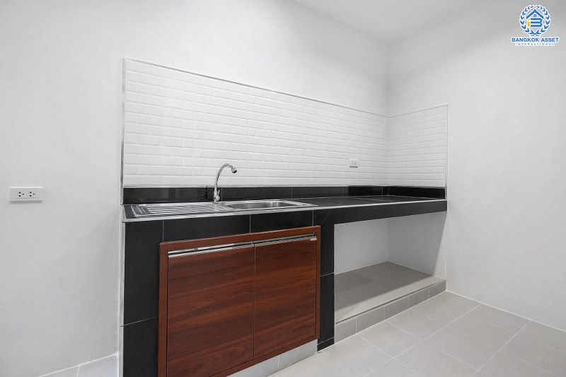 บ้านมือสองตกแต่งใหม่ แบรนด์ดัง ม.เดอะวิลล่า ราชพฤกษ์-ท่าอิฐ พร้อมอยู่ ฟังก์ชั่นครบ! เนื้อที่ 18 ตร.ว. 3 ห้องนอน 2 ห้องน้ำ บนทำเลใกล้รถไฟฟ้า สถานีบางรักน้อยท่าอิฐ เชื่อมต่อทั้งถ.รัตนาธิเบศร์ และถ.ราชพฤกษ์...