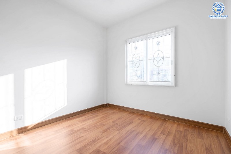 บ้านมือสองตกแต่งใหม่ แบรนด์ดัง ม.เดอะวิลล่า ราชพฤกษ์-ท่าอิฐ พร้อมอยู่ ฟังก์ชั่นครบ! เนื้อที่ 18 ตร.ว. 3 ห้องนอน 2 ห้องน้ำ บนทำเลใกล้รถไฟฟ้า สถานีบางรักน้อยท่าอิฐ เชื่อมต่อทั้งถ.รัตนาธิเบศร์ และถ.ราชพฤกษ์...