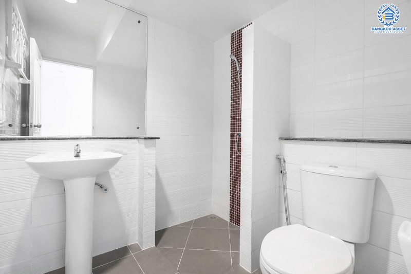 บ้านมือสองตกแต่งใหม่ แบรนด์ดัง ม.เดอะวิลล่า ราชพฤกษ์-ท่าอิฐ พร้อมอยู่ ฟังก์ชั่นครบ! เนื้อที่ 18 ตร.ว. 3 ห้องนอน 2 ห้องน้ำ บนทำเลใกล้รถไฟฟ้า สถานีบางรักน้อยท่าอิฐ เชื่อมต่อทั้งถ.รัตนาธิเบศร์ และถ.ราชพฤกษ์...