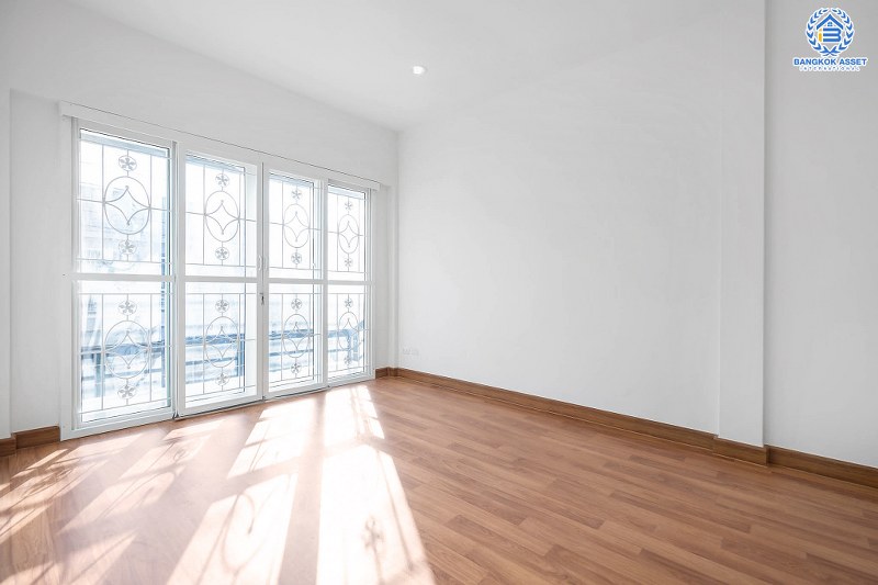 บ้านมือสองตกแต่งใหม่ แบรนด์ดัง ม.เดอะวิลล่า ราชพฤกษ์-ท่าอิฐ พร้อมอยู่ ฟังก์ชั่นครบ! เนื้อที่ 18 ตร.ว. 3 ห้องนอน 2 ห้องน้ำ บนทำเลใกล้รถไฟฟ้า สถานีบางรักน้อยท่าอิฐ เชื่อมต่อทั้งถ.รัตนาธิเบศร์ และถ.ราชพฤกษ์...