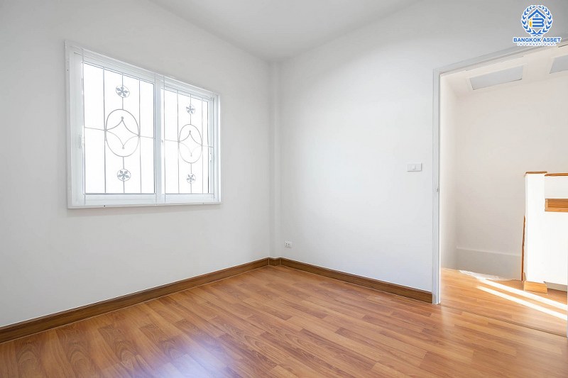 บ้านมือสองตกแต่งใหม่ แบรนด์ดัง ม.เดอะวิลล่า ราชพฤกษ์-ท่าอิฐ พร้อมอยู่ ฟังก์ชั่นครบ! เนื้อที่ 18 ตร.ว. 3 ห้องนอน 2 ห้องน้ำ บนทำเลใกล้รถไฟฟ้า สถานีบางรักน้อยท่าอิฐ เชื่อมต่อทั้งถ.รัตนาธิเบศร์ และถ.ราชพฤกษ์...