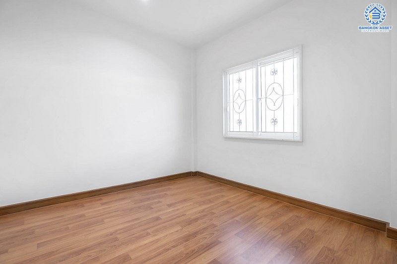 บ้านมือสองตกแต่งใหม่ แบรนด์ดัง ม.เดอะวิลล่า ราชพฤกษ์-ท่าอิฐ พร้อมอยู่ ฟังก์ชั่นครบ! เนื้อที่ 18 ตร.ว. 3 ห้องนอน 2 ห้องน้ำ บนทำเลใกล้รถไฟฟ้า สถานีบางรักน้อยท่าอิฐ เชื่อมต่อทั้งถ.รัตนาธิเบศร์ และถ.ราชพฤกษ์...