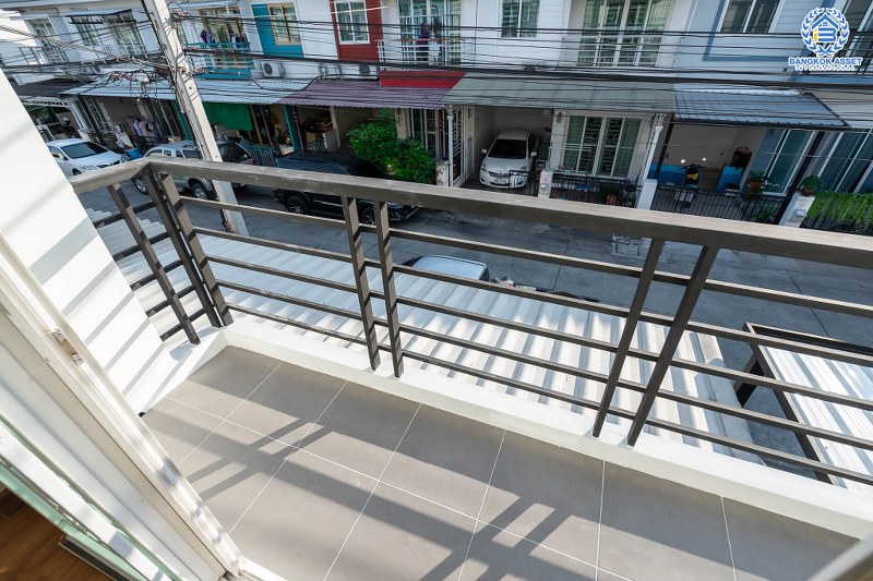 บ้านมือสองตกแต่งใหม่ แบรนด์ดัง ม.เดอะวิลล่า ราชพฤกษ์-ท่าอิฐ พร้อมอยู่ ฟังก์ชั่นครบ! เนื้อที่ 18 ตร.ว. 3 ห้องนอน 2 ห้องน้ำ บนทำเลใกล้รถไฟฟ้า สถานีบางรักน้อยท่าอิฐ เชื่อมต่อทั้งถ.รัตนาธิเบศร์ และถ.ราชพฤกษ์...