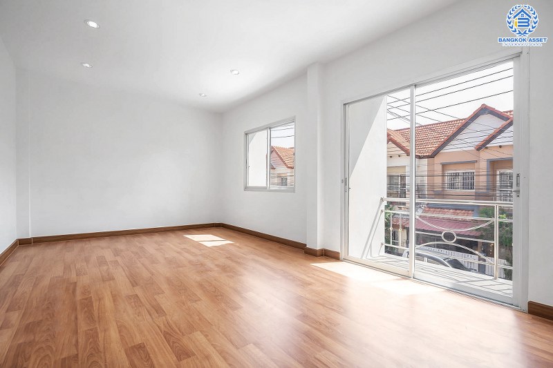 บ้านมือสองตกแต่งใหม่ ม.เจ้าพระยา รัตนาธิเบศร์-ราชพฤกษ์ (ติดตลาดเจ้าพระยา) สุดคุ้มหลังใหญ่ เนื้อที่ 21 ตร.ว. ฟังก์ชั่นครบ! บนทำเลดีที่สุด เชื่อมต่อหลายเส้นทาง เพียง 5 นาทีถึง MRT สายสีม่วง "สถานีบางพลู"...