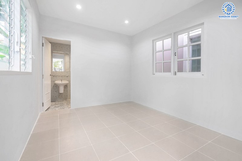 บ้านมือสองตกแต่งใหม่ ถนนเมน ต่อเติมเต็ม หลังใหญ่สุดคุ้ม! ม.พฤกษาวิลเลจ5 บางใหญ่-เซ็นทรัลเวสต์เกต เนื้อที่ 50.6 ตร.ว. ฟังก์ชั่น 3 ห้องนอน 2 ห้องน้ำ พร้อม Mini House 1 ห้อง มีห้องน้ำในตัว บนทำเลเดินทางสะดวก ใกล้รถไฟฟ้าสถานี "คลองบางไผ่" เดินทางเพียง 10 นาทีถึงเซ็นทรัลเวสต์เกต...