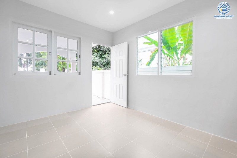 บ้านมือสองตกแต่งใหม่ ถนนเมน ต่อเติมเต็ม หลังใหญ่สุดคุ้ม! ม.พฤกษาวิลเลจ5 บางใหญ่-เซ็นทรัลเวสต์เกต เนื้อที่ 50.6 ตร.ว. ฟังก์ชั่น 3 ห้องนอน 2 ห้องน้ำ พร้อม Mini House 1 ห้อง มีห้องน้ำในตัว บนทำเลเดินทางสะดวก ใกล้รถไฟฟ้าสถานี "คลองบางไผ่" เดินทางเพียง 10 นาทีถึงเซ็นทรัลเวสต์เกต...