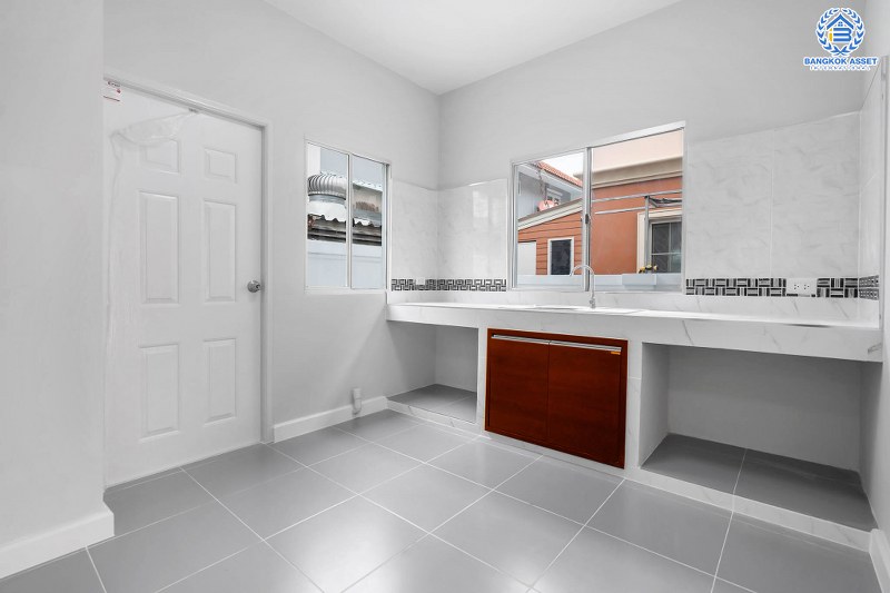 บ้านมือสองตกแต่งใหม่ ถนนเมน ต่อเติมเต็ม หลังใหญ่สุดคุ้ม! ม.พฤกษาวิลเลจ5 บางใหญ่-เซ็นทรัลเวสต์เกต เนื้อที่ 50.6 ตร.ว. ฟังก์ชั่น 3 ห้องนอน 2 ห้องน้ำ พร้อม Mini House 1 ห้อง มีห้องน้ำในตัว บนทำเลเดินทางสะดวก ใกล้รถไฟฟ้าสถานี "คลองบางไผ่" เดินทางเพียง 10 นาทีถึงเซ็นทรัลเวสต์เกต...