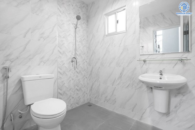 บ้านมือสองตกแต่งใหม่ ถนนเมน ต่อเติมเต็ม หลังใหญ่สุดคุ้ม! ม.พฤกษาวิลเลจ5 บางใหญ่-เซ็นทรัลเวสต์เกต เนื้อที่ 50.6 ตร.ว. ฟังก์ชั่น 3 ห้องนอน 2 ห้องน้ำ พร้อม Mini House 1 ห้อง มีห้องน้ำในตัว บนทำเลเดินทางสะดวก ใกล้รถไฟฟ้าสถานี "คลองบางไผ่" เดินทางเพียง 10 นาทีถึงเซ็นทรัลเวสต์เกต...