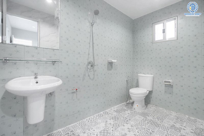 บ้านมือสองตกแต่งใหม่ ถนนเมน ต่อเติมเต็ม หลังใหญ่สุดคุ้ม! ม.พฤกษาวิลเลจ5 บางใหญ่-เซ็นทรัลเวสต์เกต เนื้อที่ 50.6 ตร.ว. ฟังก์ชั่น 3 ห้องนอน 2 ห้องน้ำ พร้อม Mini House 1 ห้อง มีห้องน้ำในตัว บนทำเลเดินทางสะดวก ใกล้รถไฟฟ้าสถานี "คลองบางไผ่" เดินทางเพียง 10 นาทีถึงเซ็นทรัลเวสต์เกต...