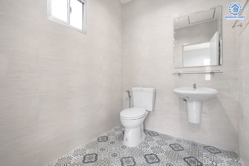 บ้านมือสองตกแต่งใหม่ ถนนเมน ต่อเติมเต็ม หลังใหญ่สุดคุ้ม! ม.พฤกษาวิลเลจ5 บางใหญ่-เซ็นทรัลเวสต์เกต เนื้อที่ 50.6 ตร.ว. ฟังก์ชั่น 3 ห้องนอน 2 ห้องน้ำ พร้อม Mini House 1 ห้อง มีห้องน้ำในตัว บนทำเลเดินทางสะดวก ใกล้รถไฟฟ้าสถานี "คลองบางไผ่" เดินทางเพียง 10 นาทีถึงเซ็นทรัลเวสต์เกต...