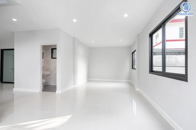 บ้านมือสองตกแต่งใหม่ จากแบรนด์ LH โครงการ ชัยพฤกษ์ บางใหญ่-เซ็นทรัลเวสต์เกต เนื้อที่กว้าง 52.9 ตร.ว. ฟังก์ชั่น 3 ห้องนอน 2 ห้องน้ำ ครบทุกฟังก์ชั่น คัดสรรวัสดุเกรดคุณภาพ บนทำเลเดินทางสะดวก เพียง 5 นาทีจากสถานีคลองบางไผ่...