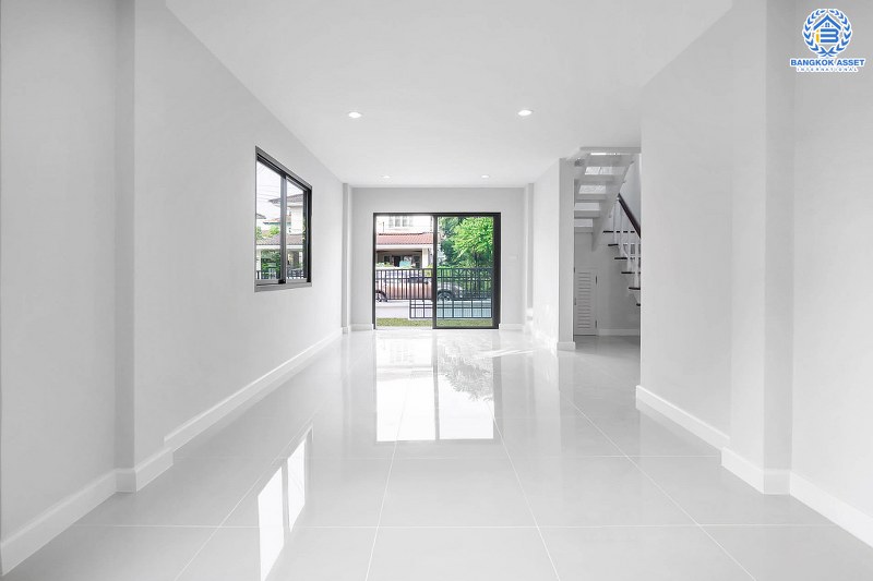 บ้านมือสองตกแต่งใหม่ จากแบรนด์ LH โครงการ ชัยพฤกษ์ บางใหญ่-เซ็นทรัลเวสต์เกต เนื้อที่กว้าง 52.9 ตร.ว. ฟังก์ชั่น 3 ห้องนอน 2 ห้องน้ำ ครบทุกฟังก์ชั่น คัดสรรวัสดุเกรดคุณภาพ บนทำเลเดินทางสะดวก เพียง 5 นาทีจากสถานีคลองบางไผ่...