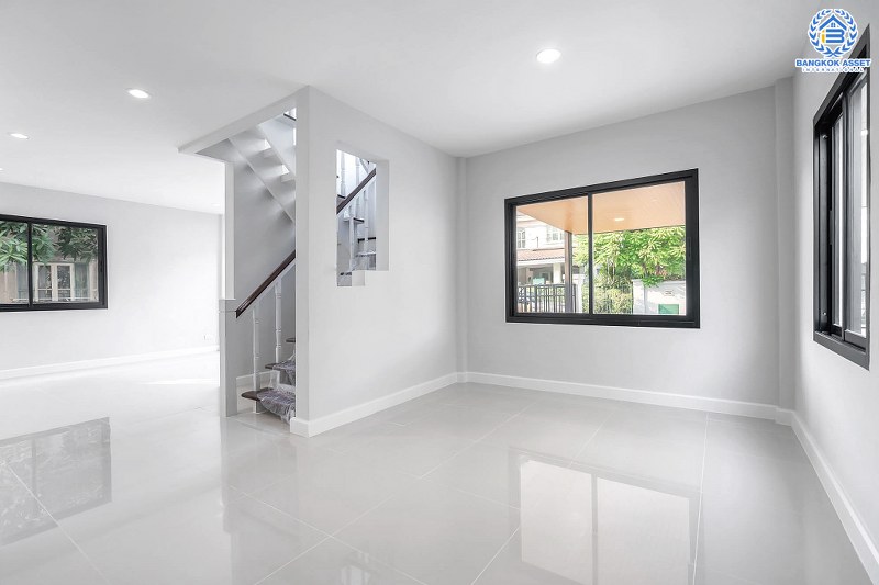 บ้านมือสองตกแต่งใหม่ จากแบรนด์ LH โครงการ ชัยพฤกษ์ บางใหญ่-เซ็นทรัลเวสต์เกต เนื้อที่กว้าง 52.9 ตร.ว. ฟังก์ชั่น 3 ห้องนอน 2 ห้องน้ำ ครบทุกฟังก์ชั่น คัดสรรวัสดุเกรดคุณภาพ บนทำเลเดินทางสะดวก เพียง 5 นาทีจากสถานีคลองบางไผ่...