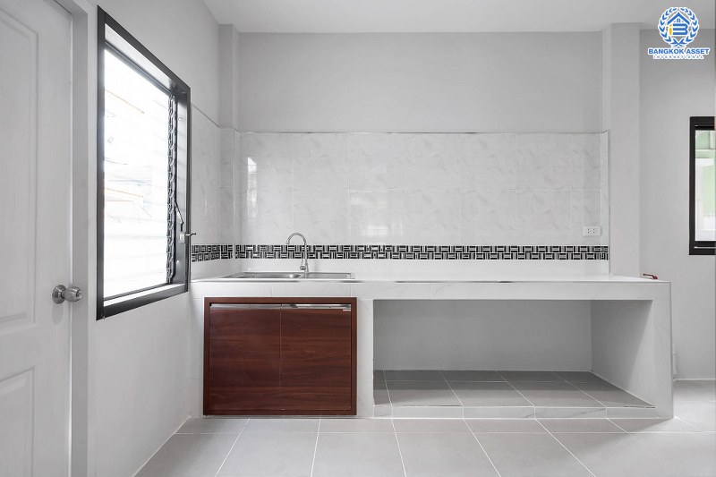 บ้านมือสองตกแต่งใหม่ จากแบรนด์ LH โครงการ ชัยพฤกษ์ บางใหญ่-เซ็นทรัลเวสต์เกต เนื้อที่กว้าง 52.9 ตร.ว. ฟังก์ชั่น 3 ห้องนอน 2 ห้องน้ำ ครบทุกฟังก์ชั่น คัดสรรวัสดุเกรดคุณภาพ บนทำเลเดินทางสะดวก เพียง 5 นาทีจากสถานีคลองบางไผ่...