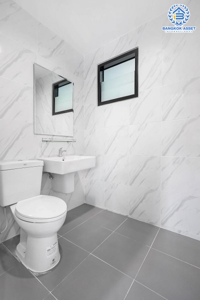 บ้านมือสองตกแต่งใหม่ จากแบรนด์ LH โครงการ ชัยพฤกษ์ บางใหญ่-เซ็นทรัลเวสต์เกต เนื้อที่กว้าง 52.9 ตร.ว. ฟังก์ชั่น 3 ห้องนอน 2 ห้องน้ำ ครบทุกฟังก์ชั่น คัดสรรวัสดุเกรดคุณภาพ บนทำเลเดินทางสะดวก เพียง 5 นาทีจากสถานีคลองบางไผ่...