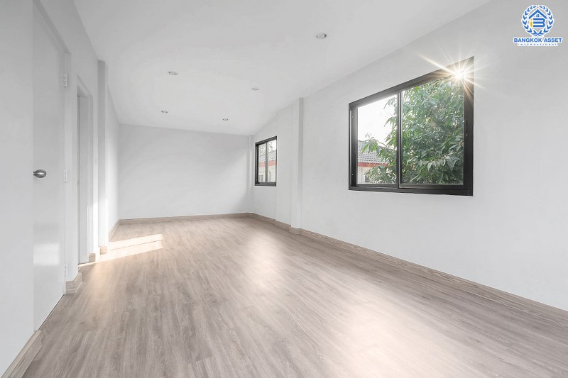 บ้านมือสองตกแต่งใหม่ จากแบรนด์ LH โครงการ ชัยพฤกษ์ บางใหญ่-เซ็นทรัลเวสต์เกต เนื้อที่กว้าง 52.9 ตร.ว. ฟังก์ชั่น 3 ห้องนอน 2 ห้องน้ำ ครบทุกฟังก์ชั่น คัดสรรวัสดุเกรดคุณภาพ บนทำเลเดินทางสะดวก เพียง 5 นาทีจากสถานีคลองบางไผ่...