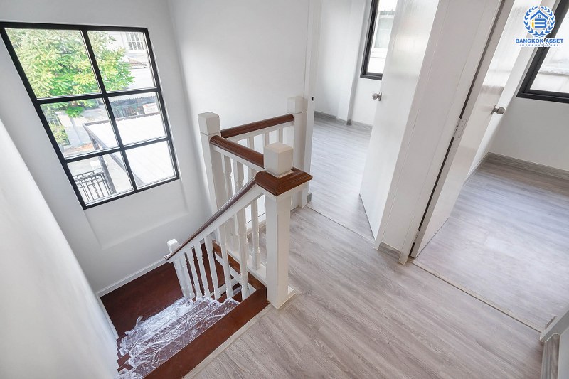 บ้านมือสองตกแต่งใหม่ จากแบรนด์ LH โครงการ ชัยพฤกษ์ บางใหญ่-เซ็นทรัลเวสต์เกต เนื้อที่กว้าง 52.9 ตร.ว. ฟังก์ชั่น 3 ห้องนอน 2 ห้องน้ำ ครบทุกฟังก์ชั่น คัดสรรวัสดุเกรดคุณภาพ บนทำเลเดินทางสะดวก เพียง 5 นาทีจากสถานีคลองบางไผ่...