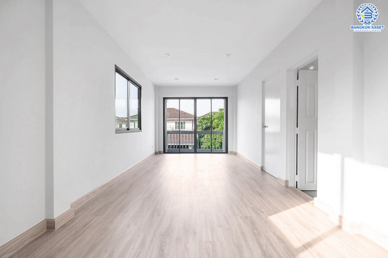 บ้านมือสองตกแต่งใหม่ จากแบรนด์ LH โครงการ ชัยพฤกษ์ บางใหญ่-เซ็นทรัลเวสต์เกต เนื้อที่กว้าง 52.9 ตร.ว. ฟังก์ชั่น 3 ห้องนอน 2 ห้องน้ำ ครบทุกฟังก์ชั่น คัดสรรวัสดุเกรดคุณภาพ บนทำเลเดินทางสะดวก เพียง 5 นาทีจากสถานีคลองบางไผ่...