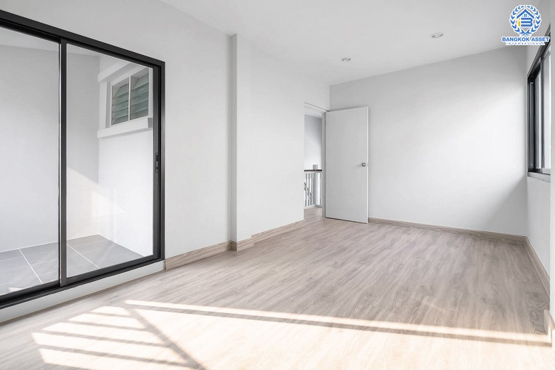 บ้านมือสองตกแต่งใหม่ จากแบรนด์ LH โครงการ ชัยพฤกษ์ บางใหญ่-เซ็นทรัลเวสต์เกต เนื้อที่กว้าง 52.9 ตร.ว. ฟังก์ชั่น 3 ห้องนอน 2 ห้องน้ำ ครบทุกฟังก์ชั่น คัดสรรวัสดุเกรดคุณภาพ บนทำเลเดินทางสะดวก เพียง 5 นาทีจากสถานีคลองบางไผ่...