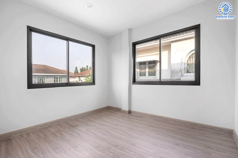 บ้านมือสองตกแต่งใหม่ จากแบรนด์ LH โครงการ ชัยพฤกษ์ บางใหญ่-เซ็นทรัลเวสต์เกต เนื้อที่กว้าง 52.9 ตร.ว. ฟังก์ชั่น 3 ห้องนอน 2 ห้องน้ำ ครบทุกฟังก์ชั่น คัดสรรวัสดุเกรดคุณภาพ บนทำเลเดินทางสะดวก เพียง 5 นาทีจากสถานีคลองบางไผ่...