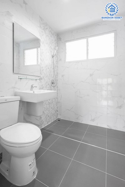 บ้านมือสองตกแต่งใหม่ จากแบรนด์ LH โครงการ ชัยพฤกษ์ บางใหญ่-เซ็นทรัลเวสต์เกต เนื้อที่กว้าง 52.9 ตร.ว. ฟังก์ชั่น 3 ห้องนอน 2 ห้องน้ำ ครบทุกฟังก์ชั่น คัดสรรวัสดุเกรดคุณภาพ บนทำเลเดินทางสะดวก เพียง 5 นาทีจากสถานีคลองบางไผ่...