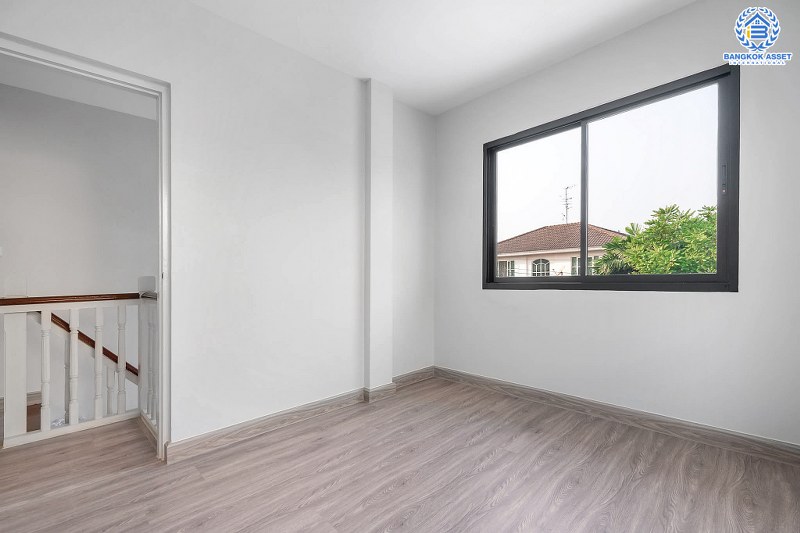 บ้านมือสองตกแต่งใหม่ จากแบรนด์ LH โครงการ ชัยพฤกษ์ บางใหญ่-เซ็นทรัลเวสต์เกต เนื้อที่กว้าง 52.9 ตร.ว. ฟังก์ชั่น 3 ห้องนอน 2 ห้องน้ำ ครบทุกฟังก์ชั่น คัดสรรวัสดุเกรดคุณภาพ บนทำเลเดินทางสะดวก เพียง 5 นาทีจากสถานีคลองบางไผ่...