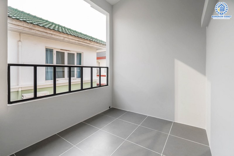 บ้านมือสองตกแต่งใหม่ จากแบรนด์ LH โครงการ ชัยพฤกษ์ บางใหญ่-เซ็นทรัลเวสต์เกต เนื้อที่กว้าง 52.9 ตร.ว. ฟังก์ชั่น 3 ห้องนอน 2 ห้องน้ำ ครบทุกฟังก์ชั่น คัดสรรวัสดุเกรดคุณภาพ บนทำเลเดินทางสะดวก เพียง 5 นาทีจากสถานีคลองบางไผ่...