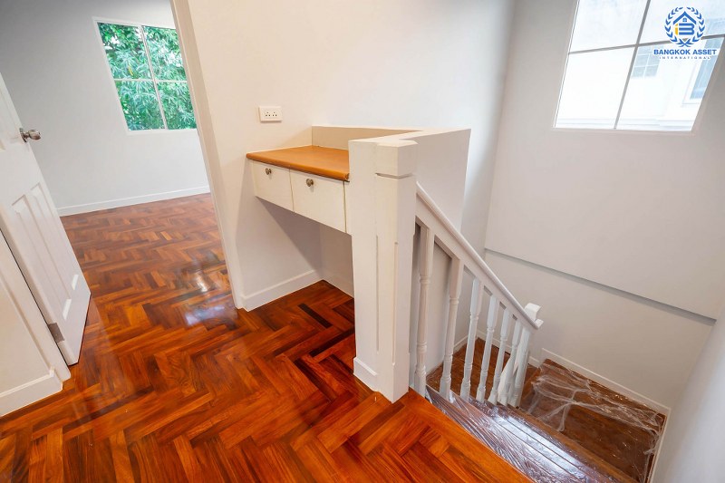 บ้านมือสองตกแต่งใหม่ แบรนด์ LH ทำเลติดถนนราชพฤกษ์ เนื้อที่ 64.9 ตร.ว.โครงการ มัณฑนา ราชพฤกษ์ แต่งครบ จบพร้อมอยู่ พร้อมพื้นที่ส่วนกลาง ทำเลศักยภาพ เดินทางสะดวก ใกล้วงเวียนพระราม5...