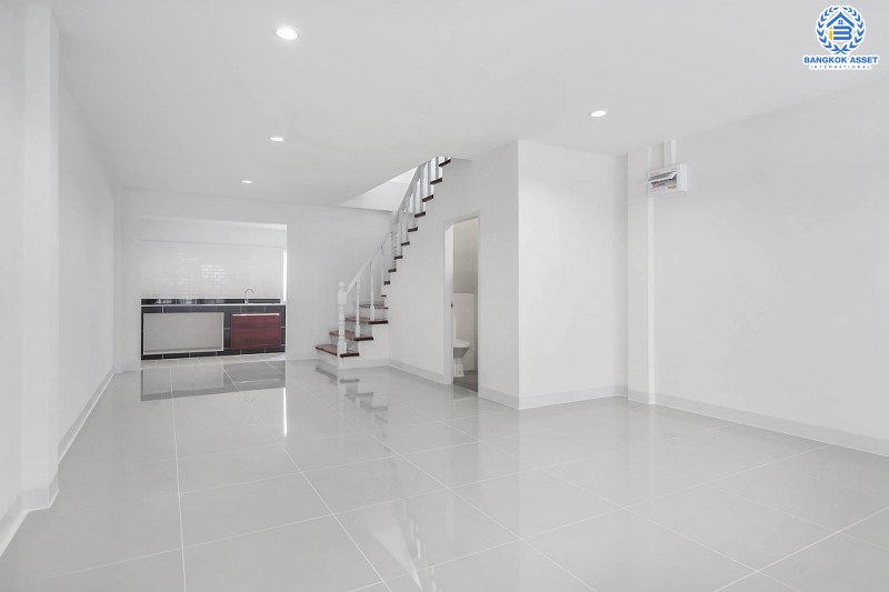 บ้านมือสองตกแต่งใหม่ ทำเลห่างรถไฟฟ้าเพียง 200 เมตร ราคาคุ้มที่สุดในย่านนี้ ม.กฤษดานคร10 รัตนาธิเบศร์ เนื้อที่ 20 ตร.ว. ฟังก์ชั่น 3 ห้องนอน 2 ห้องน้ำ ทำเลเยี่ยมติดถนนรัตนธิเบศร์ ใกล้เซ็นทรัลเวสต์เกตเพียง 1 กม...