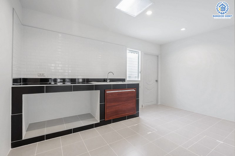 บ้านมือสองตกแต่งใหม่ ทำเลห่างรถไฟฟ้าเพียง 200 เมตร ราคาคุ้มที่สุดในย่านนี้ ม.กฤษดานคร10 รัตนาธิเบศร์ เนื้อที่ 20 ตร.ว. ฟังก์ชั่น 3 ห้องนอน 2 ห้องน้ำ ทำเลเยี่ยมติดถนนรัตนธิเบศร์ ใกล้เซ็นทรัลเวสต์เกตเพียง 1 กม...