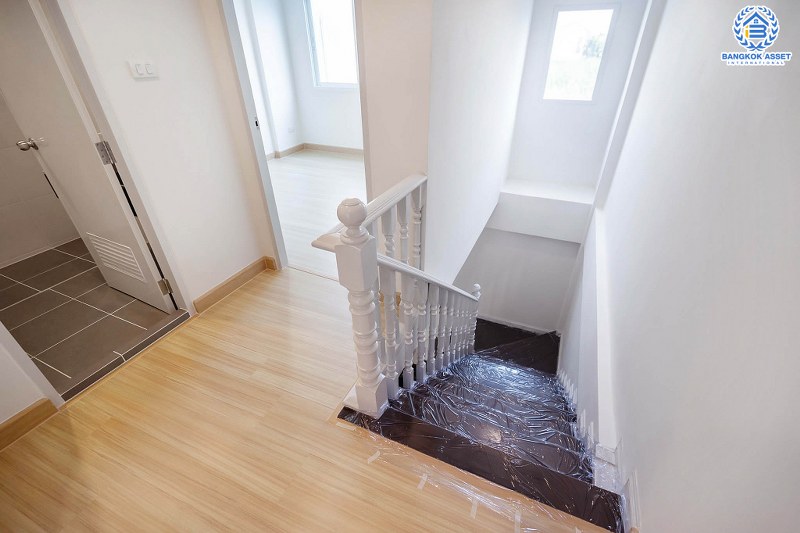 บ้านมือสองตกแต่งใหม่ ทำเลห่างรถไฟฟ้าเพียง 200 เมตร ราคาคุ้มที่สุดในย่านนี้ ม.กฤษดานคร10 รัตนาธิเบศร์ เนื้อที่ 20 ตร.ว. ฟังก์ชั่น 3 ห้องนอน 2 ห้องน้ำ ทำเลเยี่ยมติดถนนรัตนธิเบศร์ ใกล้เซ็นทรัลเวสต์เกตเพียง 1 กม...