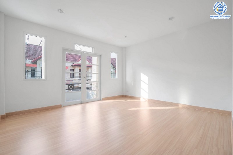 บ้านมือสองตกแต่งใหม่ ทำเลห่างรถไฟฟ้าเพียง 200 เมตร ราคาคุ้มที่สุดในย่านนี้ ม.กฤษดานคร10 รัตนาธิเบศร์ เนื้อที่ 20 ตร.ว. ฟังก์ชั่น 3 ห้องนอน 2 ห้องน้ำ ทำเลเยี่ยมติดถนนรัตนธิเบศร์ ใกล้เซ็นทรัลเวสต์เกตเพียง 1 กม...