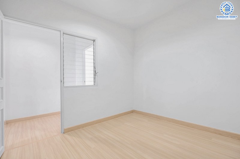 บ้านมือสองตกแต่งใหม่ ทำเลห่างรถไฟฟ้าเพียง 200 เมตร ราคาคุ้มที่สุดในย่านนี้ ม.กฤษดานคร10 รัตนาธิเบศร์ เนื้อที่ 20 ตร.ว. ฟังก์ชั่น 3 ห้องนอน 2 ห้องน้ำ ทำเลเยี่ยมติดถนนรัตนธิเบศร์ ใกล้เซ็นทรัลเวสต์เกตเพียง 1 กม...