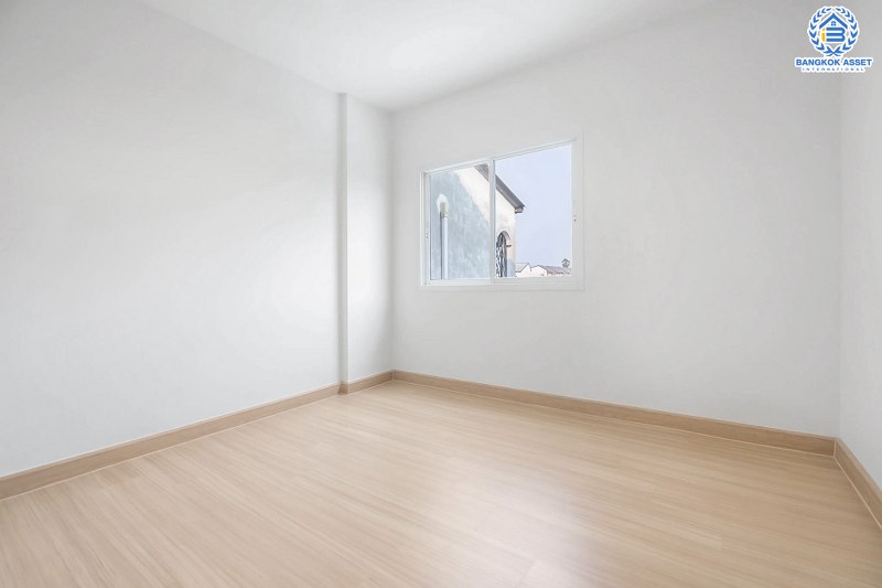 บ้านมือสองตกแต่งใหม่ ทำเลห่างรถไฟฟ้าเพียง 200 เมตร ราคาคุ้มที่สุดในย่านนี้ ม.กฤษดานคร10 รัตนาธิเบศร์ เนื้อที่ 20 ตร.ว. ฟังก์ชั่น 3 ห้องนอน 2 ห้องน้ำ ทำเลเยี่ยมติดถนนรัตนธิเบศร์ ใกล้เซ็นทรัลเวสต์เกตเพียง 1 กม...