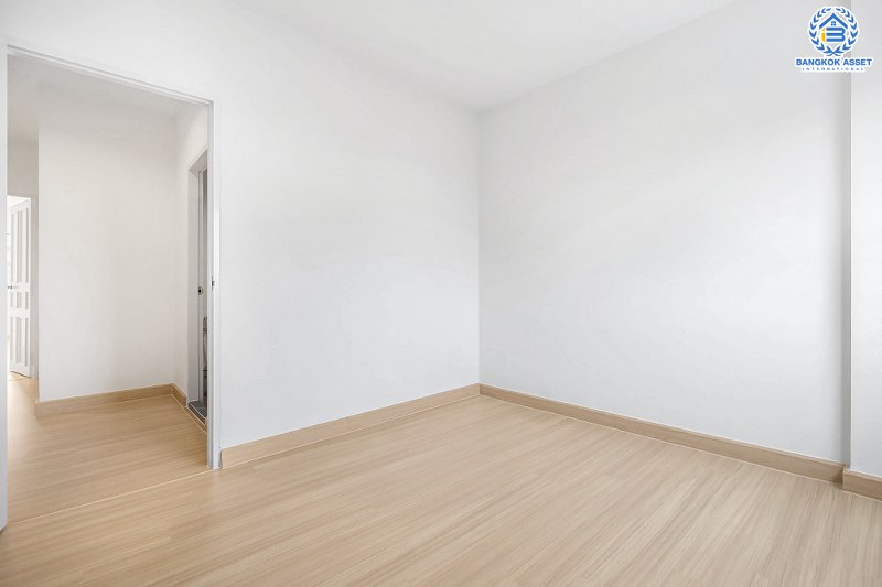 บ้านมือสองตกแต่งใหม่ ทำเลห่างรถไฟฟ้าเพียง 200 เมตร ราคาคุ้มที่สุดในย่านนี้ ม.กฤษดานคร10 รัตนาธิเบศร์ เนื้อที่ 20 ตร.ว. ฟังก์ชั่น 3 ห้องนอน 2 ห้องน้ำ ทำเลเยี่ยมติดถนนรัตนธิเบศร์ ใกล้เซ็นทรัลเวสต์เกตเพียง 1 กม...