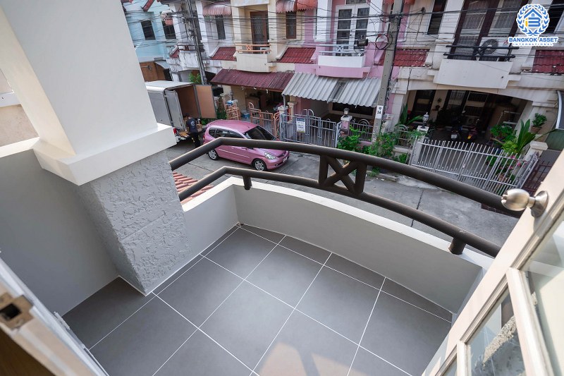 บ้านมือสองตกแต่งใหม่ ทำเลห่างรถไฟฟ้าเพียง 200 เมตร ราคาคุ้มที่สุดในย่านนี้ ม.กฤษดานคร10 รัตนาธิเบศร์ เนื้อที่ 20 ตร.ว. ฟังก์ชั่น 3 ห้องนอน 2 ห้องน้ำ ทำเลเยี่ยมติดถนนรัตนธิเบศร์ ใกล้เซ็นทรัลเวสต์เกตเพียง 1 กม...