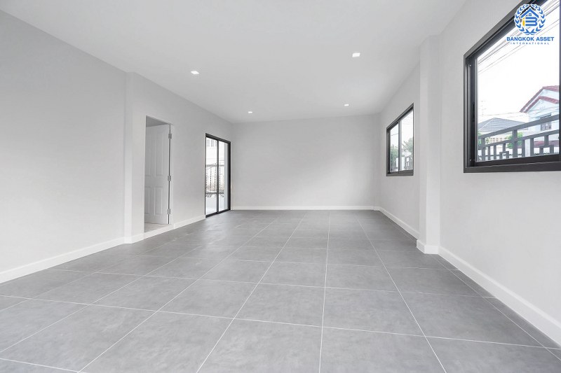 บ้านมือสองตกแต่งใหม่ หลังใหญ่พื้นที่กว้างขวาง เนื้อที่ 110ตร.ว. บนสังคมคุณภาพแบรนด์ดัง L&H  โครงการ ชลลดา บางบัวทอง-รัตนาธิเบศร์  ตอบโจทย์ครอบครัวใหญ่ ฟังก์ชั่น 3 ห้องนอน 3 ห้องน้ำ 4 ที่จอดรถ บนทำเลศักยภาพ เชื่อมต่อหลายเส้นทาง ใกล้เซ็นทรัลเวสต์เกต และ MRT สถานีบางพลู...