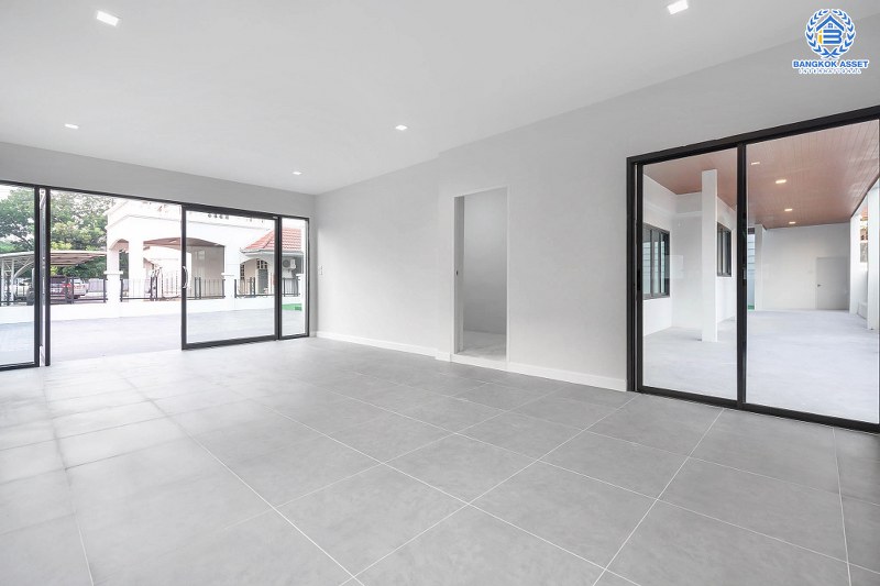 บ้านมือสองตกแต่งใหม่ หลังใหญ่พื้นที่กว้างขวาง เนื้อที่ 110ตร.ว. บนสังคมคุณภาพแบรนด์ดัง L&H  โครงการ ชลลดา บางบัวทอง-รัตนาธิเบศร์  ตอบโจทย์ครอบครัวใหญ่ ฟังก์ชั่น 3 ห้องนอน 3 ห้องน้ำ 4 ที่จอดรถ บนทำเลศักยภาพ เชื่อมต่อหลายเส้นทาง ใกล้เซ็นทรัลเวสต์เกต และ MRT สถานีบางพลู...