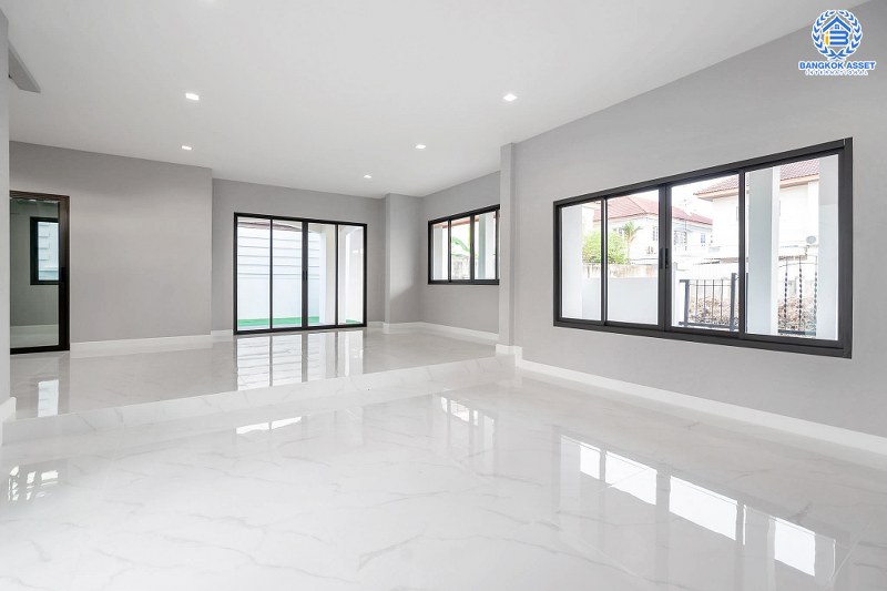 บ้านมือสองตกแต่งใหม่ หลังใหญ่พื้นที่กว้างขวาง เนื้อที่ 110ตร.ว. บนสังคมคุณภาพแบรนด์ดัง L&H  โครงการ ชลลดา บางบัวทอง-รัตนาธิเบศร์  ตอบโจทย์ครอบครัวใหญ่ ฟังก์ชั่น 3 ห้องนอน 3 ห้องน้ำ 4 ที่จอดรถ บนทำเลศักยภาพ เชื่อมต่อหลายเส้นทาง ใกล้เซ็นทรัลเวสต์เกต และ MRT สถานีบางพลู...