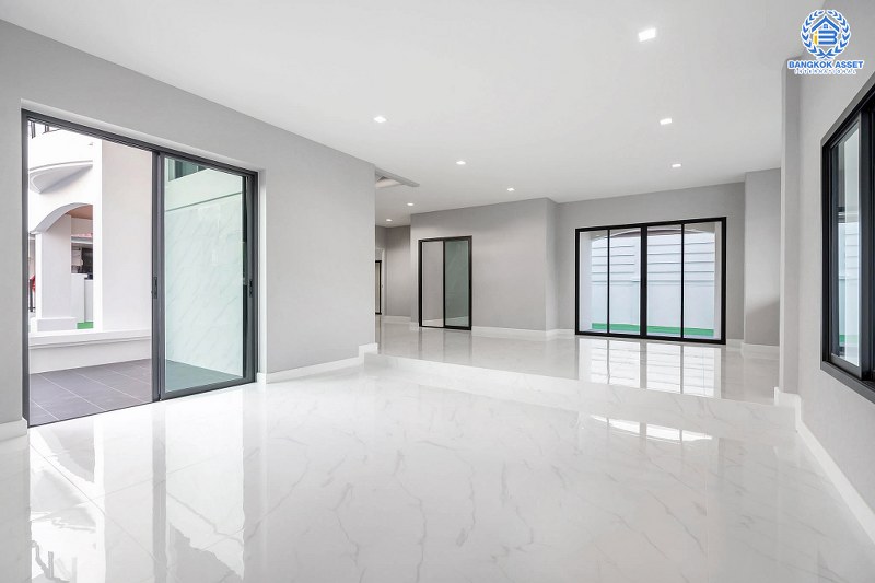 บ้านมือสองตกแต่งใหม่ หลังใหญ่พื้นที่กว้างขวาง เนื้อที่ 110ตร.ว. บนสังคมคุณภาพแบรนด์ดัง L&H  โครงการ ชลลดา บางบัวทอง-รัตนาธิเบศร์  ตอบโจทย์ครอบครัวใหญ่ ฟังก์ชั่น 3 ห้องนอน 3 ห้องน้ำ 4 ที่จอดรถ บนทำเลศักยภาพ เชื่อมต่อหลายเส้นทาง ใกล้เซ็นทรัลเวสต์เกต และ MRT สถานีบางพลู...