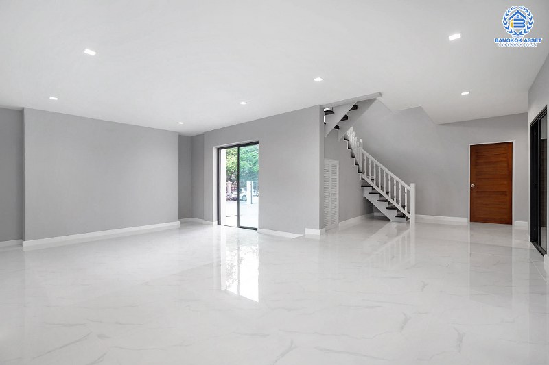 บ้านมือสองตกแต่งใหม่ หลังใหญ่พื้นที่กว้างขวาง เนื้อที่ 110ตร.ว. บนสังคมคุณภาพแบรนด์ดัง L&H  โครงการ ชลลดา บางบัวทอง-รัตนาธิเบศร์  ตอบโจทย์ครอบครัวใหญ่ ฟังก์ชั่น 3 ห้องนอน 3 ห้องน้ำ 4 ที่จอดรถ บนทำเลศักยภาพ เชื่อมต่อหลายเส้นทาง ใกล้เซ็นทรัลเวสต์เกต และ MRT สถานีบางพลู...