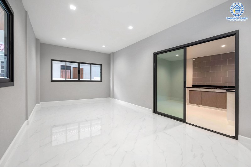 บ้านมือสองตกแต่งใหม่ หลังใหญ่พื้นที่กว้างขวาง เนื้อที่ 110ตร.ว. บนสังคมคุณภาพแบรนด์ดัง L&H  โครงการ ชลลดา บางบัวทอง-รัตนาธิเบศร์  ตอบโจทย์ครอบครัวใหญ่ ฟังก์ชั่น 3 ห้องนอน 3 ห้องน้ำ 4 ที่จอดรถ บนทำเลศักยภาพ เชื่อมต่อหลายเส้นทาง ใกล้เซ็นทรัลเวสต์เกต และ MRT สถานีบางพลู...