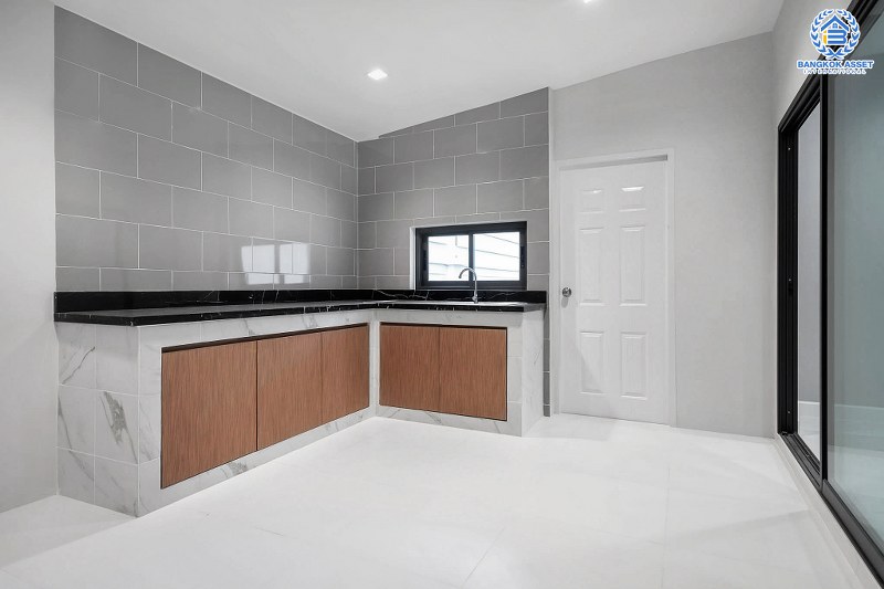 บ้านมือสองตกแต่งใหม่ หลังใหญ่พื้นที่กว้างขวาง เนื้อที่ 110ตร.ว. บนสังคมคุณภาพแบรนด์ดัง L&H  โครงการ ชลลดา บางบัวทอง-รัตนาธิเบศร์  ตอบโจทย์ครอบครัวใหญ่ ฟังก์ชั่น 3 ห้องนอน 3 ห้องน้ำ 4 ที่จอดรถ บนทำเลศักยภาพ เชื่อมต่อหลายเส้นทาง ใกล้เซ็นทรัลเวสต์เกต และ MRT สถานีบางพลู...