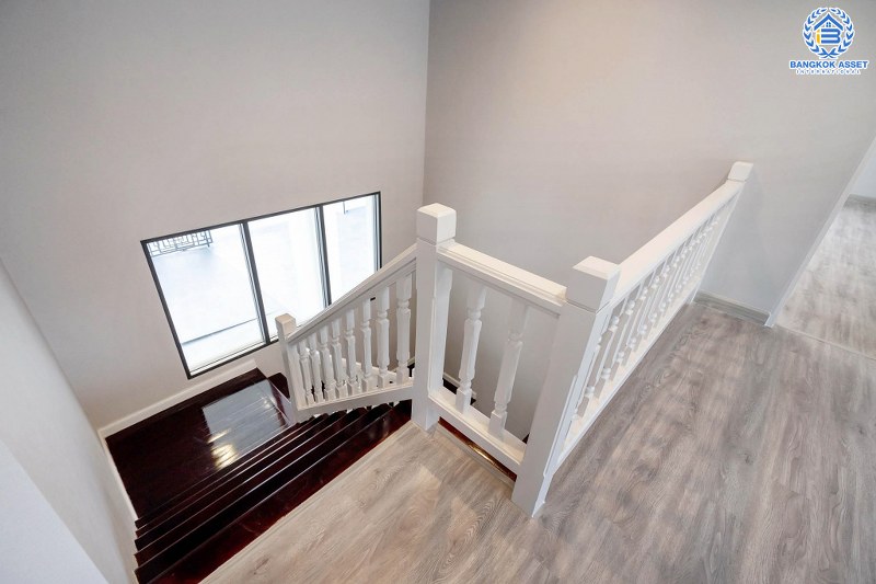 บ้านมือสองตกแต่งใหม่ หลังใหญ่พื้นที่กว้างขวาง เนื้อที่ 110ตร.ว. บนสังคมคุณภาพแบรนด์ดัง L&H  โครงการ ชลลดา บางบัวทอง-รัตนาธิเบศร์  ตอบโจทย์ครอบครัวใหญ่ ฟังก์ชั่น 3 ห้องนอน 3 ห้องน้ำ 4 ที่จอดรถ บนทำเลศักยภาพ เชื่อมต่อหลายเส้นทาง ใกล้เซ็นทรัลเวสต์เกต และ MRT สถานีบางพลู...