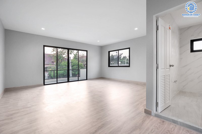 บ้านมือสองตกแต่งใหม่ หลังใหญ่พื้นที่กว้างขวาง เนื้อที่ 110ตร.ว. บนสังคมคุณภาพแบรนด์ดัง L&H  โครงการ ชลลดา บางบัวทอง-รัตนาธิเบศร์  ตอบโจทย์ครอบครัวใหญ่ ฟังก์ชั่น 3 ห้องนอน 3 ห้องน้ำ 4 ที่จอดรถ บนทำเลศักยภาพ เชื่อมต่อหลายเส้นทาง ใกล้เซ็นทรัลเวสต์เกต และ MRT สถานีบางพลู...