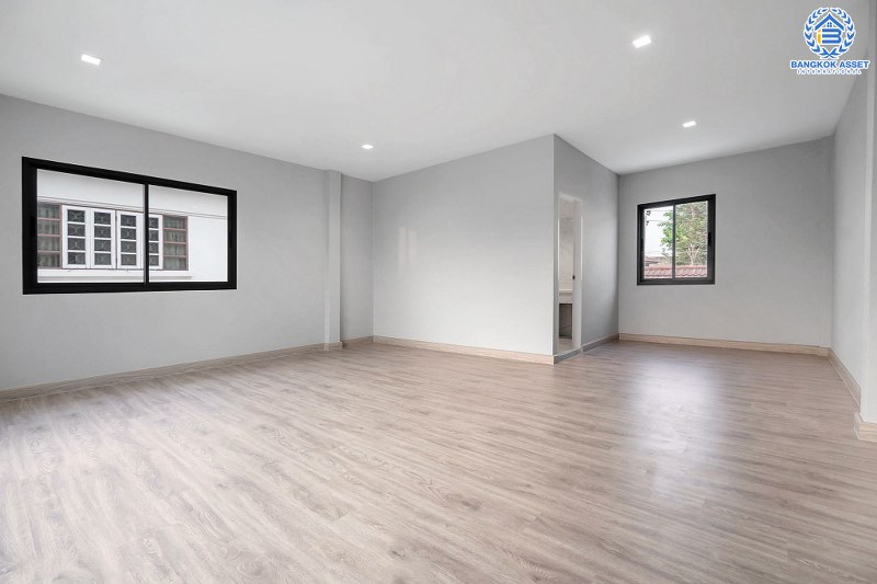 บ้านมือสองตกแต่งใหม่ หลังใหญ่พื้นที่กว้างขวาง เนื้อที่ 110ตร.ว. บนสังคมคุณภาพแบรนด์ดัง L&H  โครงการ ชลลดา บางบัวทอง-รัตนาธิเบศร์  ตอบโจทย์ครอบครัวใหญ่ ฟังก์ชั่น 3 ห้องนอน 3 ห้องน้ำ 4 ที่จอดรถ บนทำเลศักยภาพ เชื่อมต่อหลายเส้นทาง ใกล้เซ็นทรัลเวสต์เกต และ MRT สถานีบางพลู...