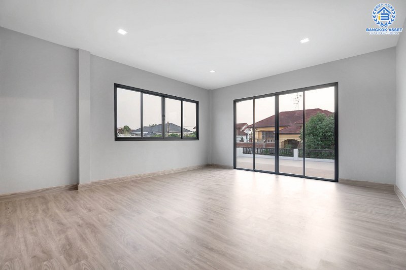 บ้านมือสองตกแต่งใหม่ หลังใหญ่พื้นที่กว้างขวาง เนื้อที่ 110ตร.ว. บนสังคมคุณภาพแบรนด์ดัง L&H  โครงการ ชลลดา บางบัวทอง-รัตนาธิเบศร์  ตอบโจทย์ครอบครัวใหญ่ ฟังก์ชั่น 3 ห้องนอน 3 ห้องน้ำ 4 ที่จอดรถ บนทำเลศักยภาพ เชื่อมต่อหลายเส้นทาง ใกล้เซ็นทรัลเวสต์เกต และ MRT สถานีบางพลู...