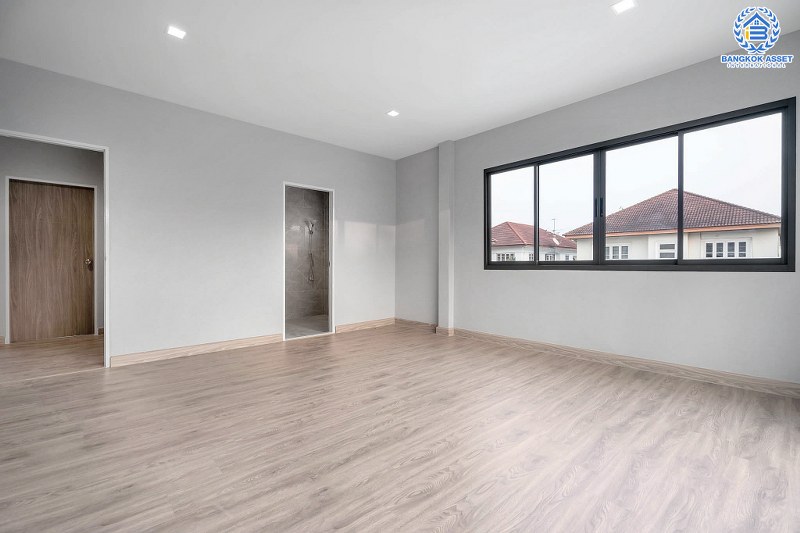 บ้านมือสองตกแต่งใหม่ หลังใหญ่พื้นที่กว้างขวาง เนื้อที่ 110ตร.ว. บนสังคมคุณภาพแบรนด์ดัง L&H  โครงการ ชลลดา บางบัวทอง-รัตนาธิเบศร์  ตอบโจทย์ครอบครัวใหญ่ ฟังก์ชั่น 3 ห้องนอน 3 ห้องน้ำ 4 ที่จอดรถ บนทำเลศักยภาพ เชื่อมต่อหลายเส้นทาง ใกล้เซ็นทรัลเวสต์เกต และ MRT สถานีบางพลู...