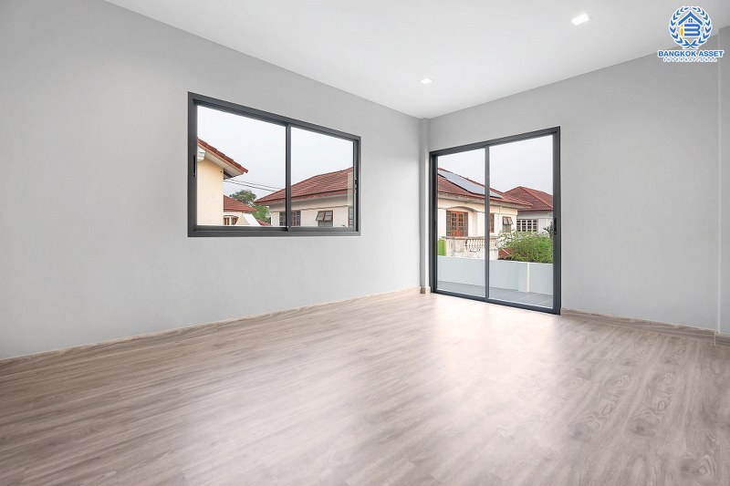 บ้านมือสองตกแต่งใหม่ หลังใหญ่พื้นที่กว้างขวาง เนื้อที่ 110ตร.ว. บนสังคมคุณภาพแบรนด์ดัง L&H  โครงการ ชลลดา บางบัวทอง-รัตนาธิเบศร์  ตอบโจทย์ครอบครัวใหญ่ ฟังก์ชั่น 3 ห้องนอน 3 ห้องน้ำ 4 ที่จอดรถ บนทำเลศักยภาพ เชื่อมต่อหลายเส้นทาง ใกล้เซ็นทรัลเวสต์เกต และ MRT สถานีบางพลู...